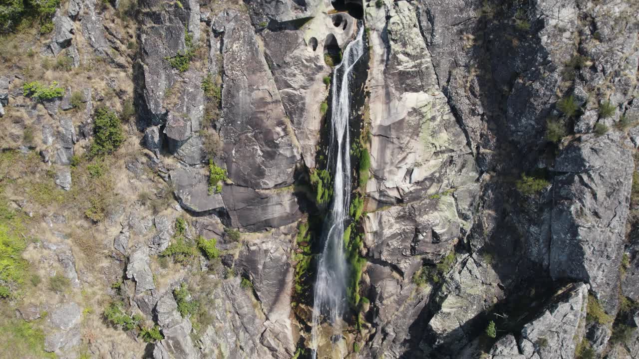 agua de corriente alta aérea que fluye por paredes de piedra, geoparque serra da freita