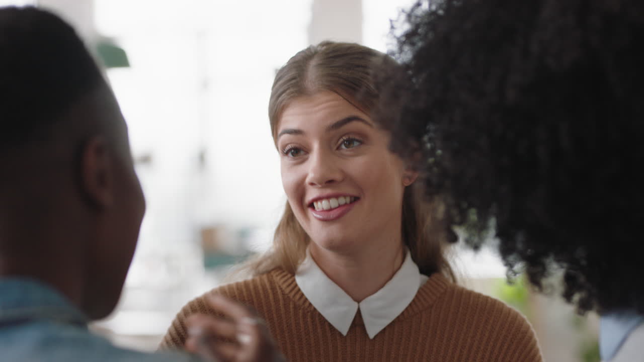 uomini d'affari creativi che utilizzano computer tablet digitali che si incontrano per discutere di dati che fanno brainstorming di idee per progetti che si godono il lavoro di squadra nell'ufficio di startup