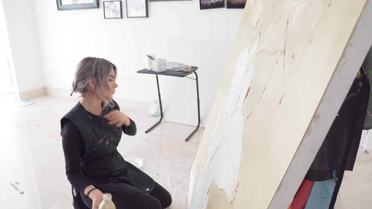artista innovador que crea un gran lienzo abstracto en el estudio durante el día