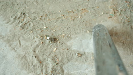 aspirar la basura en el sitio de construcción recoger aserrín con polvo de construcción