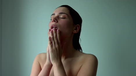 mujer hermosa joven masajes piel facial