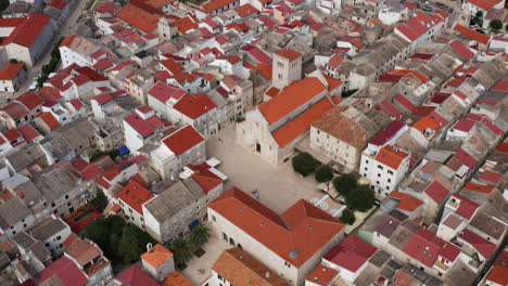 Colorida-Vista-Aérea-Del-Paisaje-De-Los-Tejados-De-Las-Casas-Y-Edificios-Residenciales-En-La-Ciudad-De-Pag-En-La-Isla-De-Pag,-Croacia