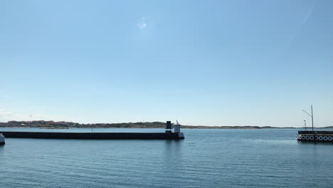 Nice-blue-water-in-an-harbour