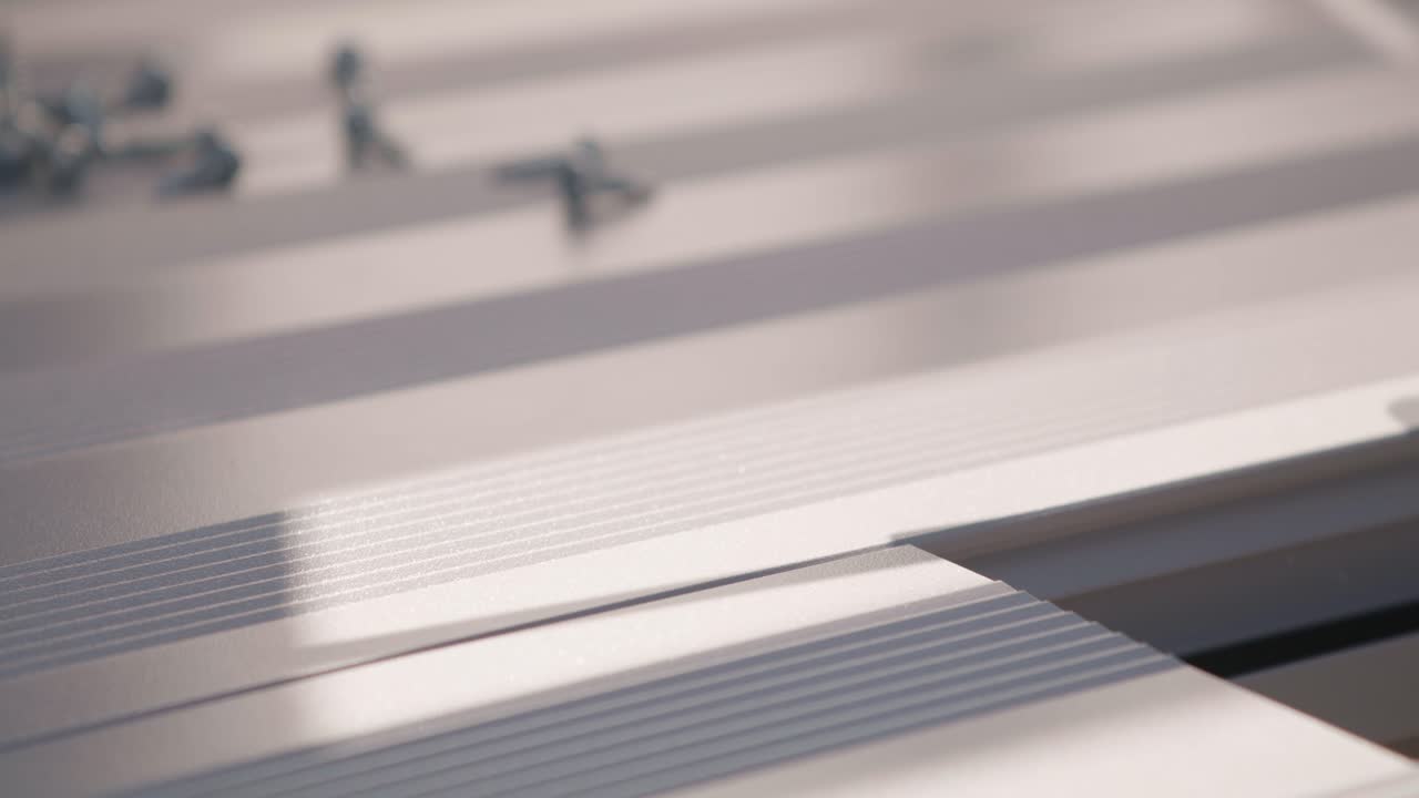 ремесленник измеряет доску с помощью линейки