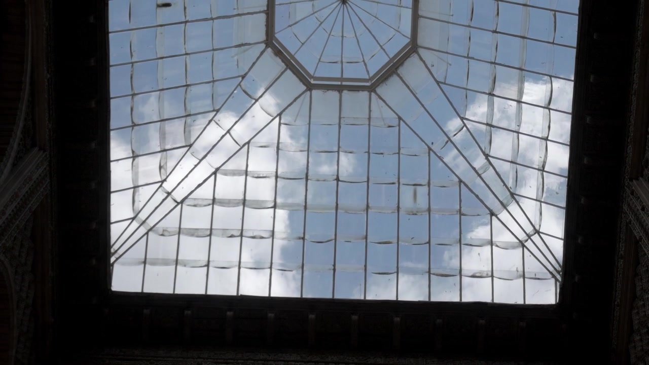 晴れた空の下、アーチ、複雑な石細工、庭園がある装飾的な中庭。