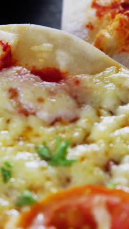 varias pizzas en la mesa