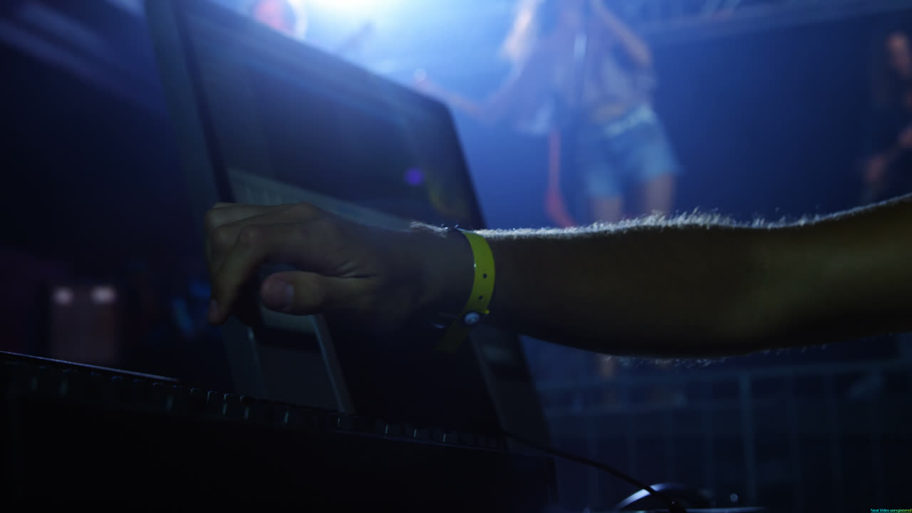 dj hombre usando la consola de mezcla de sonido en un concierto 4k
