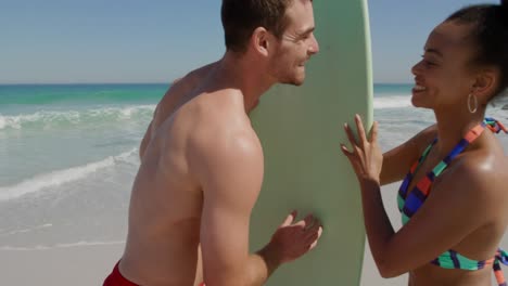 una joven pareja junto al mar