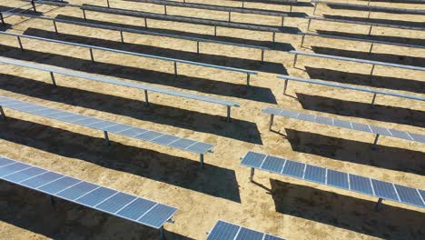 antena ascendente sobre una granja solar revela una granja eólica en la distancia desierto de mojave california sugiere fuentes limpias de energía verde renovable