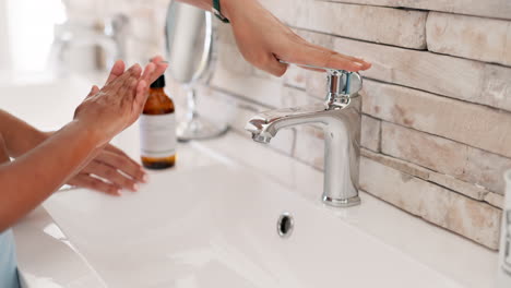 Mom,-child-and-washing-hands