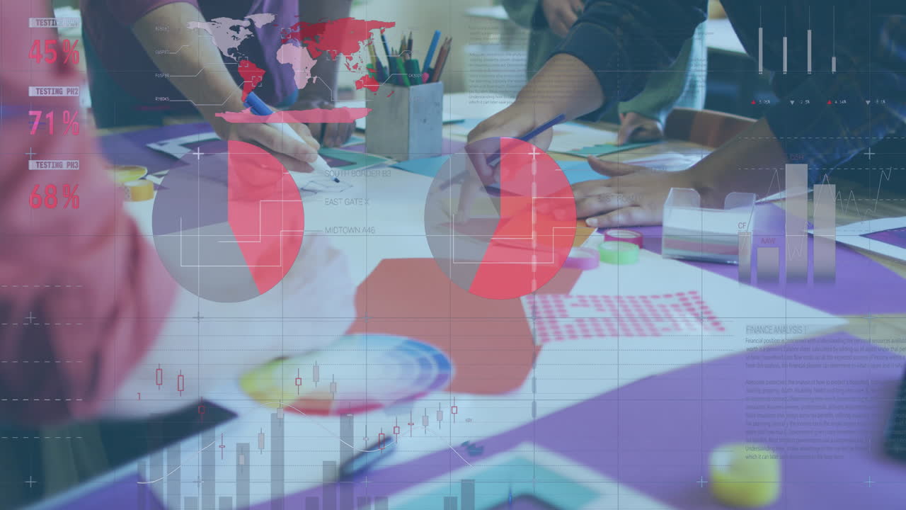 animación del procesamiento de datos financieros sobre diversas personas de negocios en la oficina