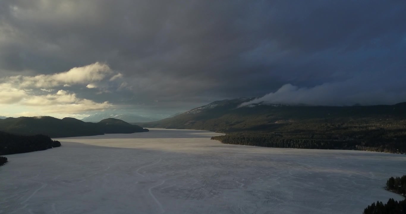 Vista aerea che sorvola un lago ghiacciato in Montana al tramonto