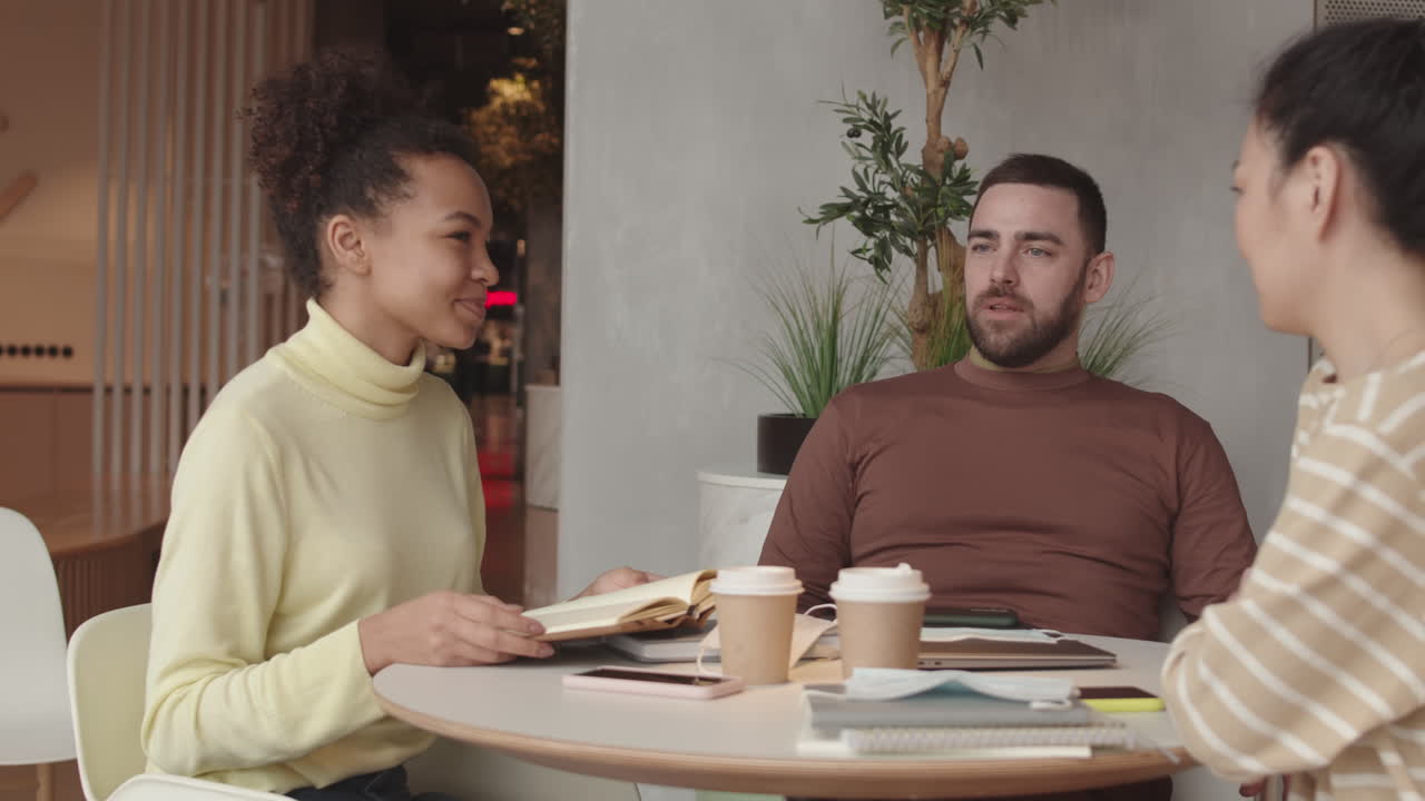 amigos diversos hablando en un restaurante.