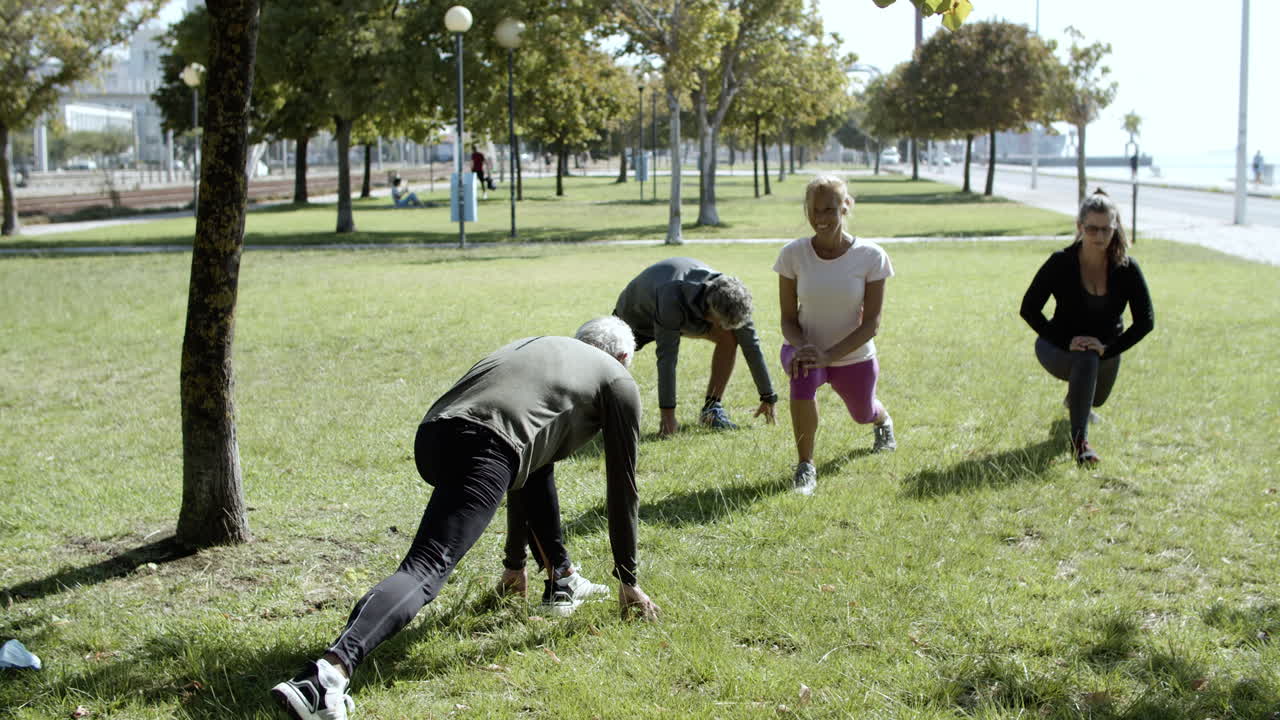 런지를 하는 성숙한 남녀