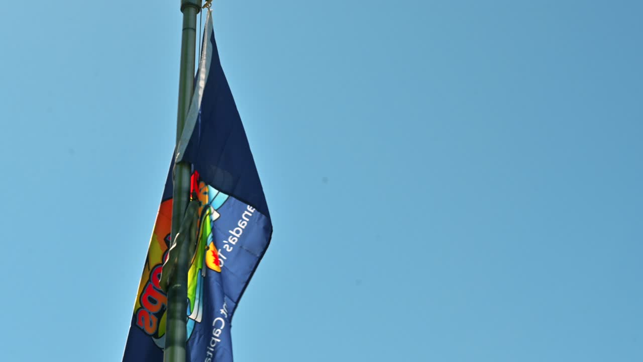 el logotipo de kamloops en una bandera, revoloteando en el cielo azul