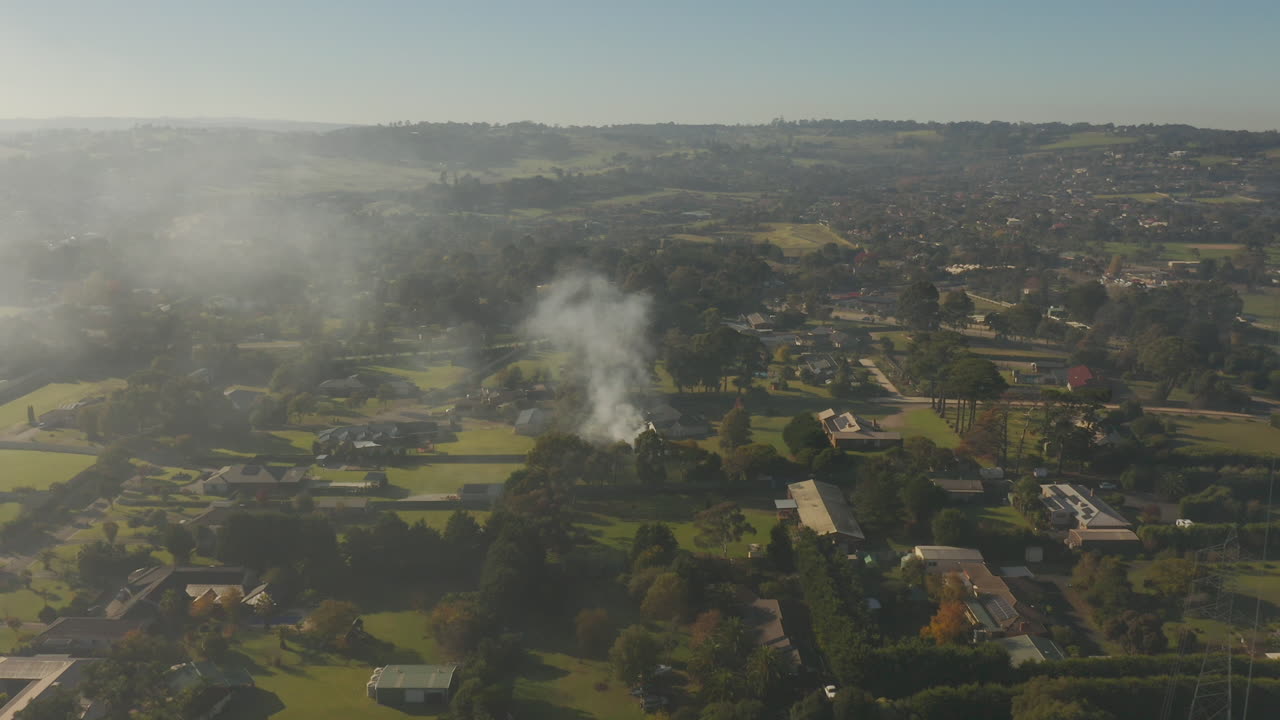 과도한 자연 쓰레기를 파괴하기 위해 수행되는 통제된 연소의 원활한 궤도