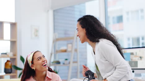 amigas, sofá y celebración para los juegos