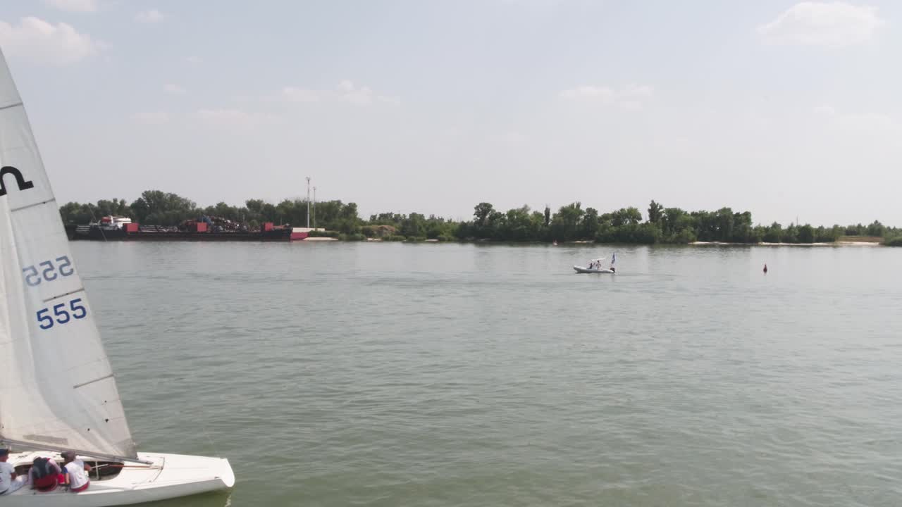 речная сцена с лодкой и баржей