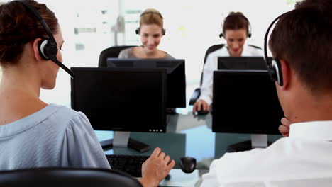 uomini d'affari in un call center aziendale
