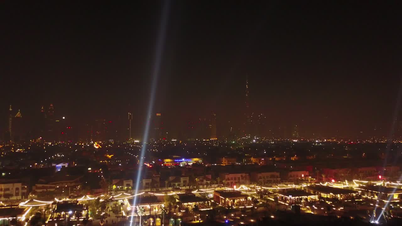 불빛 쇼와 함께 밤에 두바이 도시 풍경