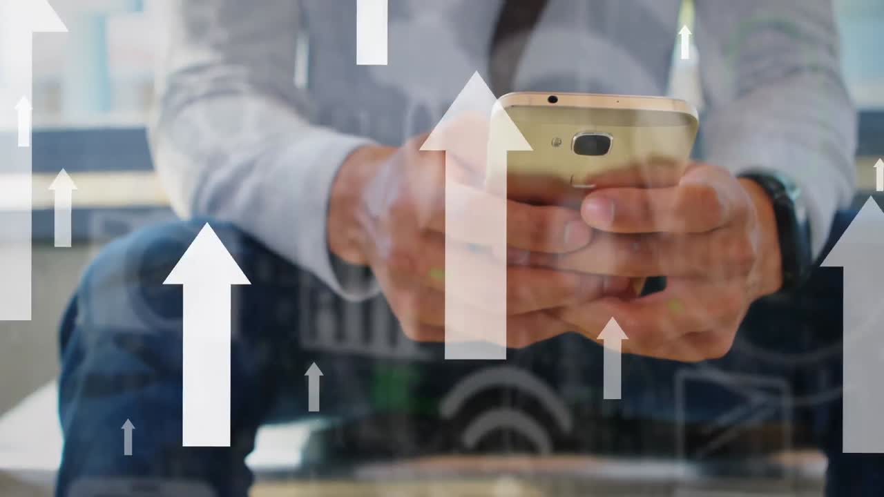 animación de flechas moviéndose sobre la sección media del hombre caucásico usando un teléfono inteligente.