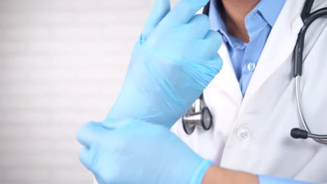 el doctor se pone los guantes.