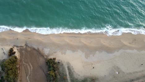 Vista-Satelital-De-Una-Playa-En-Suave-Descenso