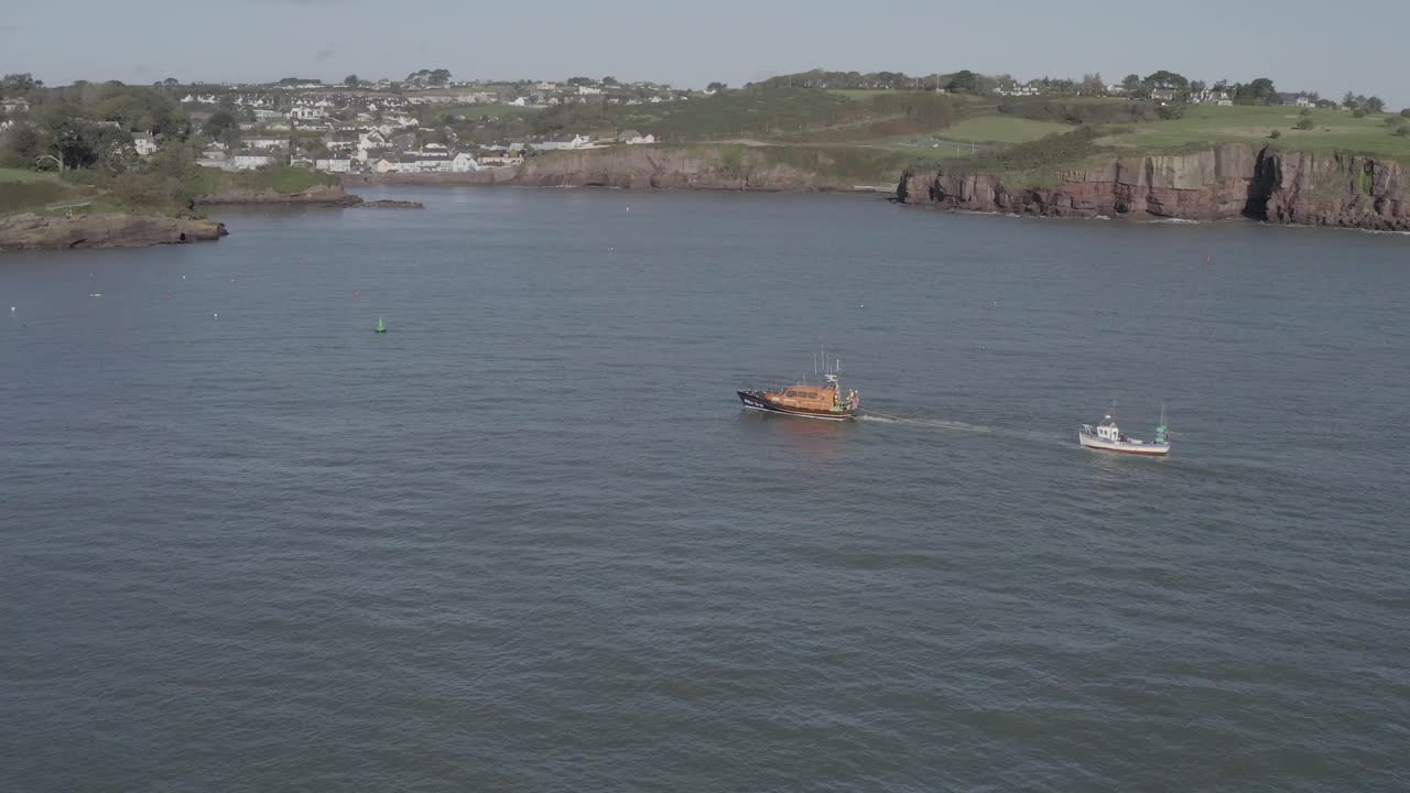 el rescate de la guardia costera remolca un pequeño barco pesquero de regreso a la ciudad costera