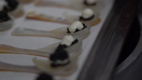 preparando caviar de queso con crema en cucharas. toma de primer plano
