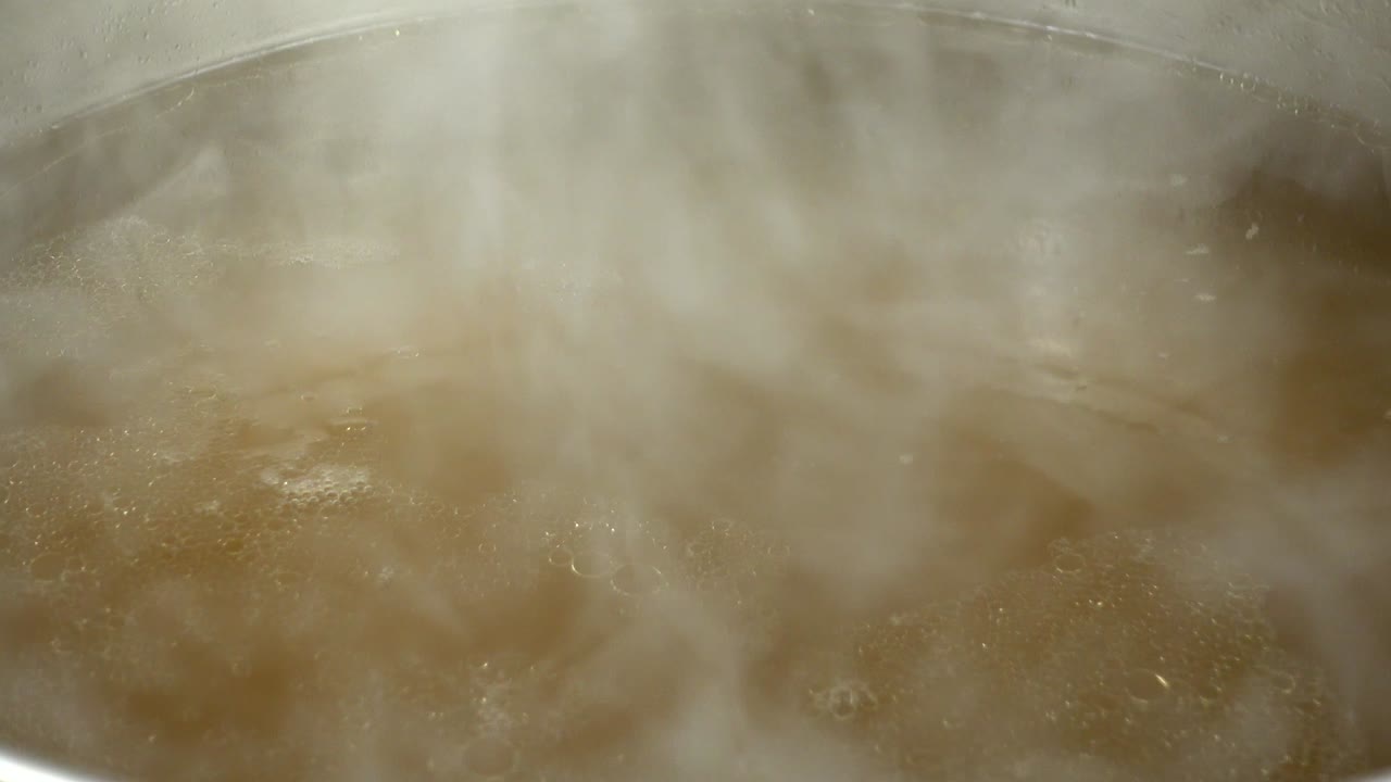 出汁の調理。キッチンでの撮影