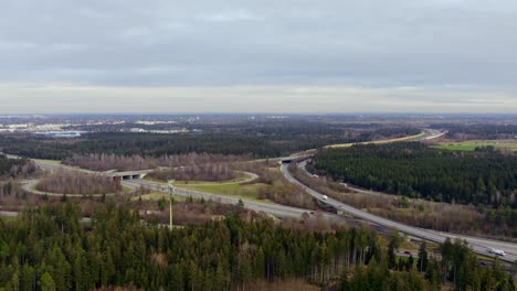 Deutsche-Autobahn-Von-Oben---Fahrende-Pkw-Und-Lkw-Aus-Der-Luft-An-Einer-Kurvigen-Abfahrtsstraßenarchitektur-In-Originalgeschwindigkeit