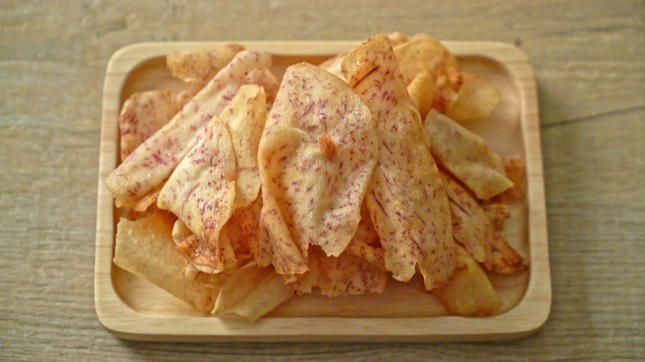 바삭한 타로 칩 - 튀기거나 구운 얇게 썬 타로