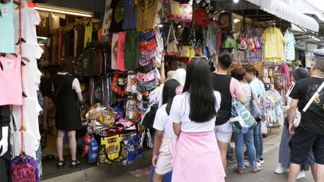 Die-Menschen-Schlendern-Durch-Das-Lebhafte-Treiben-Auf-Dem-Chatuchak-Markt-In-Bangkok-Mit-Einheimischen-Und-Ausländern,-Die-In-Bangkok,-Thailand,-Einkaufen