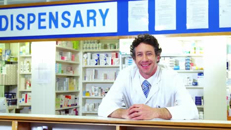 apotheker überprüft ein arzneimittel in der apotheke