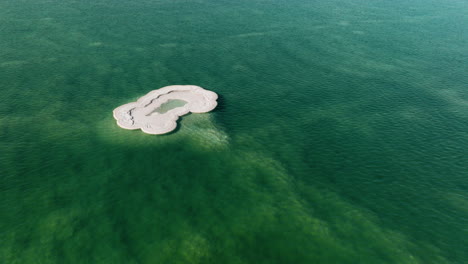 Isolierte-Salzbildung-Auf-Dem-Hypersalinen-Wasser-Des-Toten-Meeres-Tagsüber-In-Israel