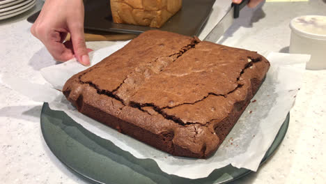 Schokoladenbrownies-Kuchenbrett-Schneiden