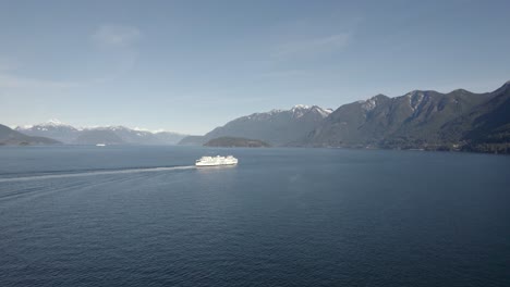 Britisch-kolumbien-fährverbindungen-In-Vancouver,-Luftaufnahme-Des-Schiffes,-Das-An-Einem-Sonnigen-Tag-Mit-Malerischer-Kanadischer-Berglandschaft-Segelt