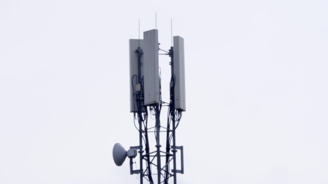 disparo medio de la torre de telecomunicaciones con fondo nublado