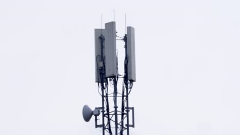 Mittlere-Aufnahme-Des-Telekommunikationsturms-Mit-Bewölktem-Hintergrund