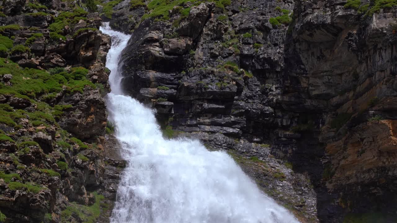 cascada en un acantilado en las montañas cerca de los árboles