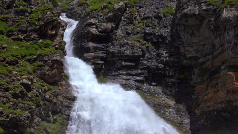 Cascada-En-Un-Acantilado-En-Las-Montañas-Cerca-De-Los-árboles