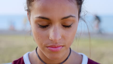 rostro de mujer negra de gen z, al aire libre