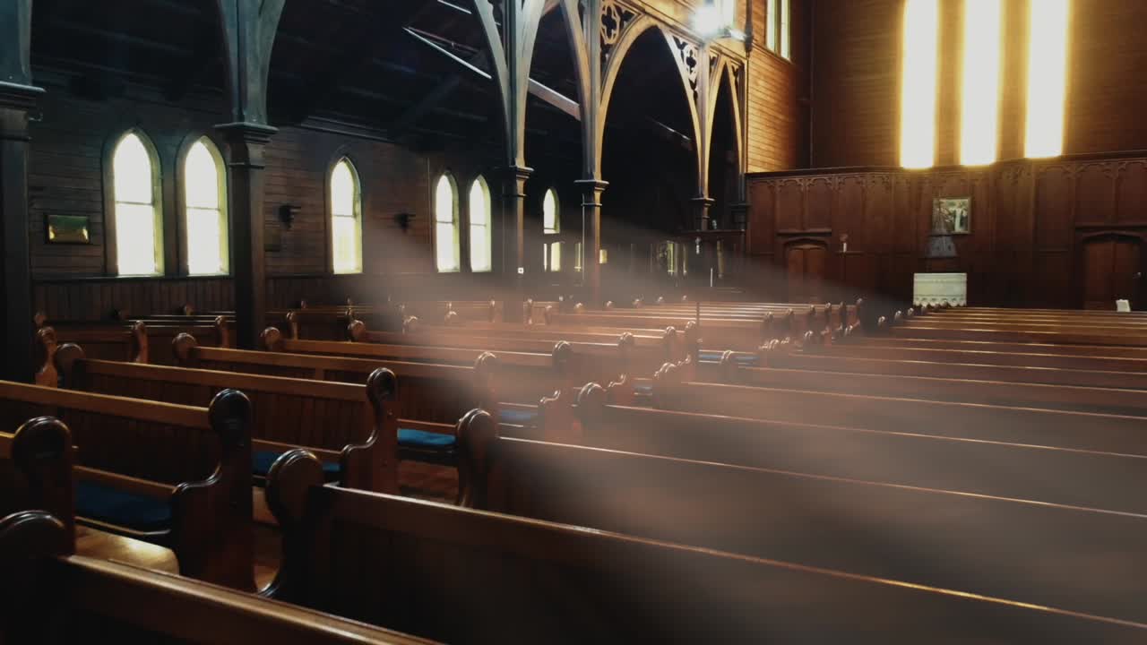 벤치를 통해 날아가는 드론.mp4