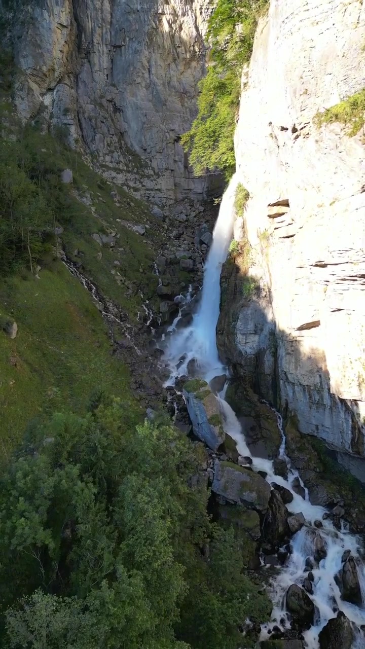 Cascata Seerenbach Falls in Svizzera, video verticale aereo con drone, natura Europa