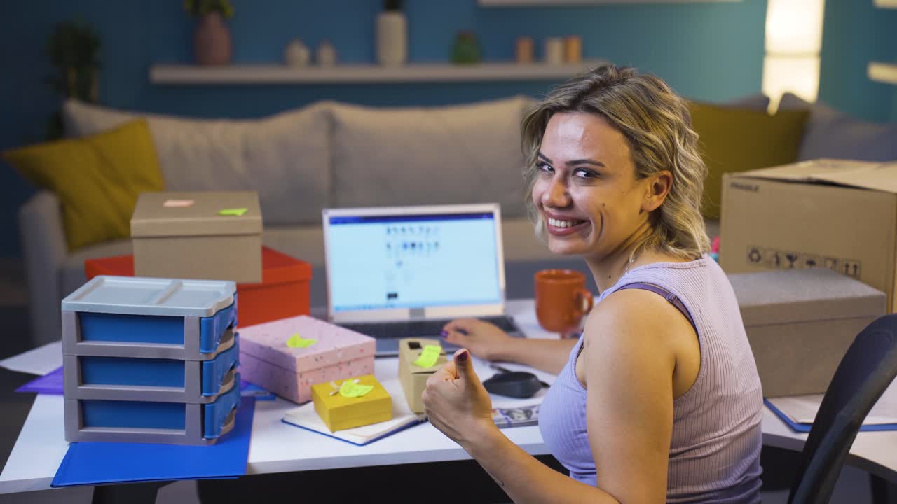 la mujer del comercio electrónico hace un gesto positivo a la cámara.