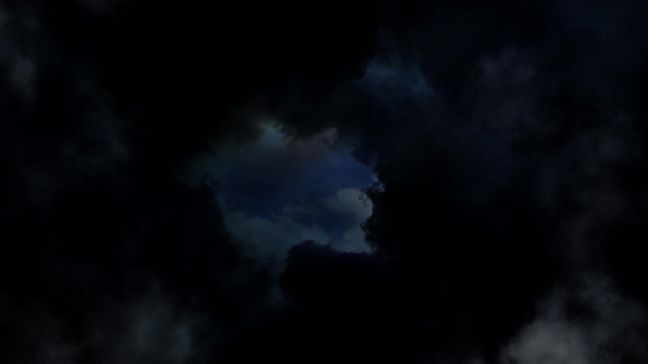 어두운 하늘과 뇌우 사이의 밝은 빛의 틈