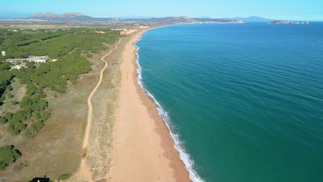 playa de los amigos con las islas medes en el fondo