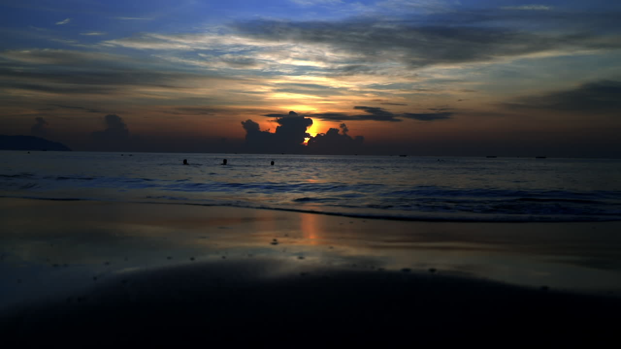 In piedi a guardare l'alba a Da Nang al mattino.