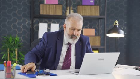 un hombre de negocios ocupado trabajando duro.