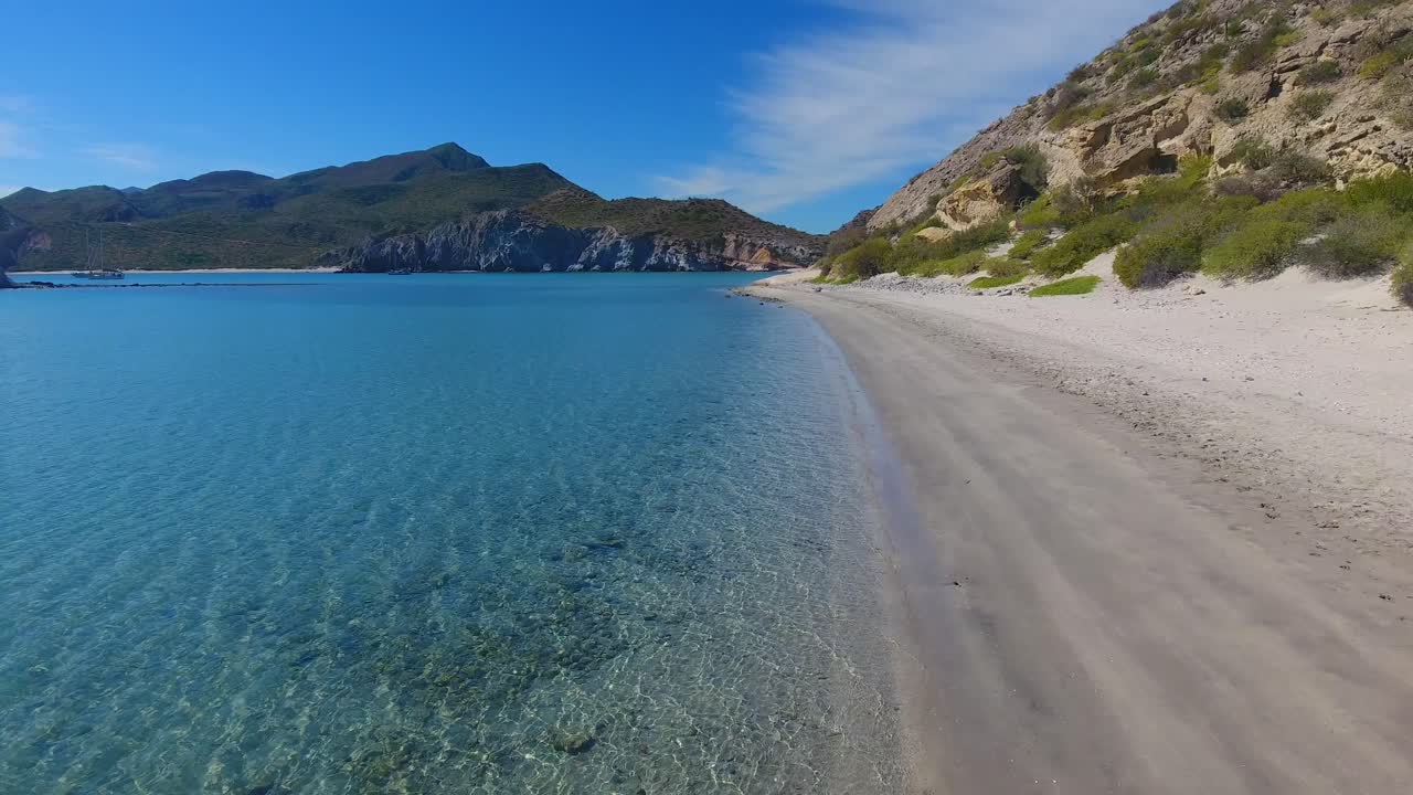 멕시코 바하캘리포니아 서의 서쪽 해안가에 있는 평온하고 고 은 푸른 물이 있는  모래 해변을 날아다니며
